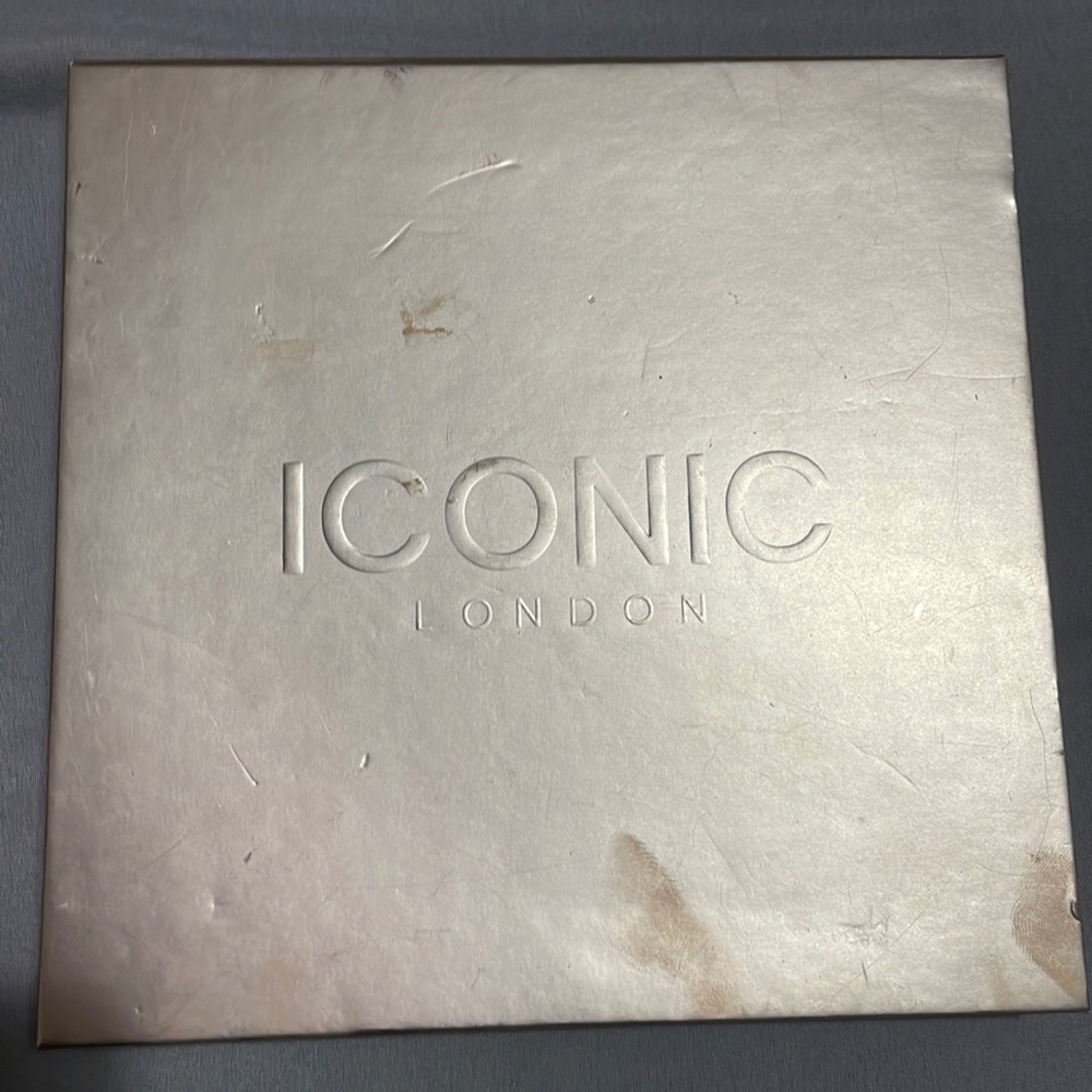 Iconic makeup pallet